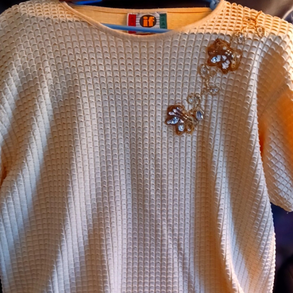 Blouse with sparkling Flowers on top
